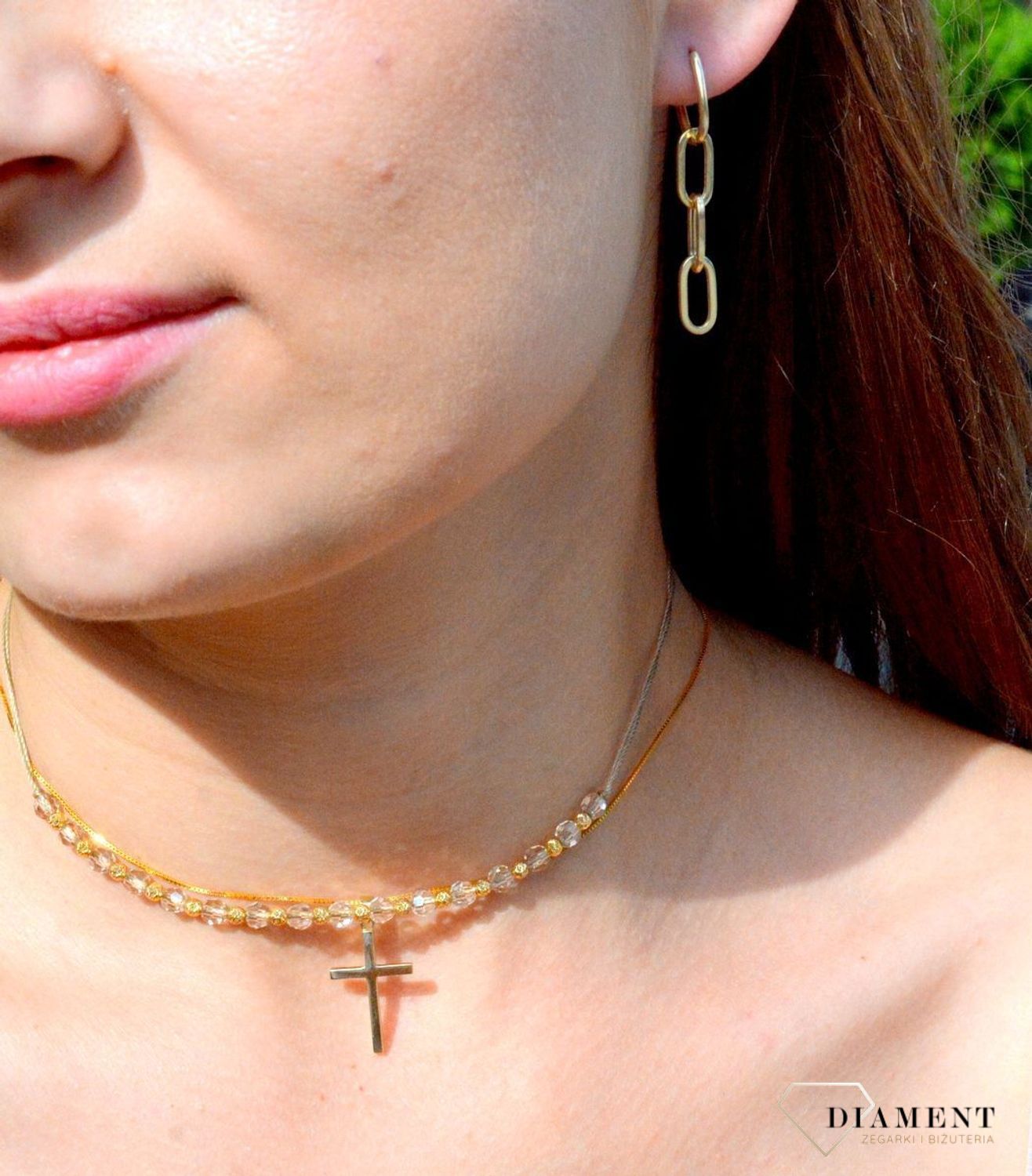 Złote kolczyki długie 333 wiszące zdobione prostą formą. KL 10920 333 Piękne złote kolczyki z zapięciem na sztyft wykonane z żółtego złota, która ozdobiona została złotem. Takie kolczyki to doskonała.jpg